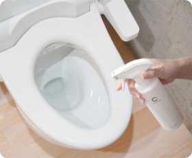 クレベリン スプレーは、みんなが使うトイレのまわりのウイルス・菌の除去にお使いいただけます。